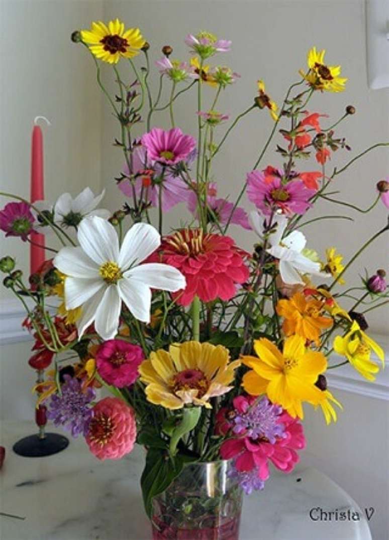 16. Flores do campo coloridas em vaso transparente. Foto de Christa V