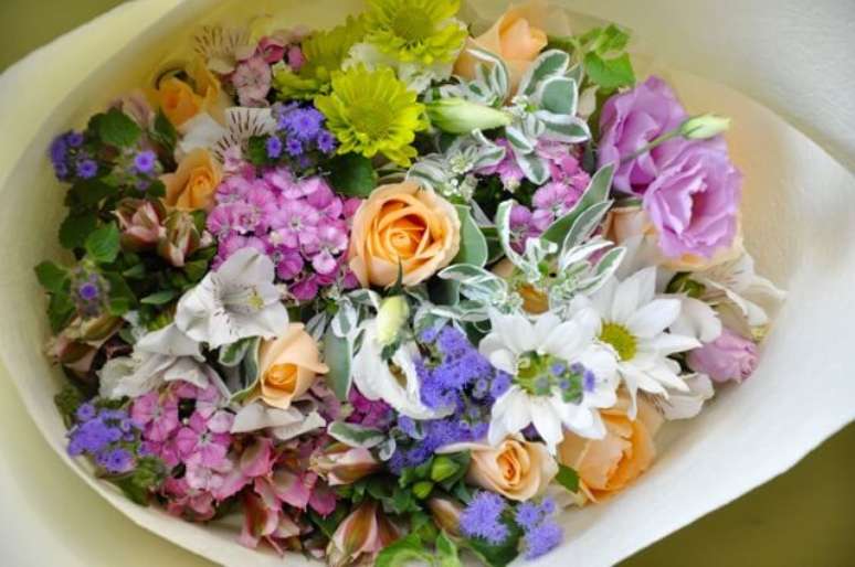 10. Um buqu&ecirc; de flores do campo com v&aacute;rias cores fica lindo. Foto de Yuga Floral Design