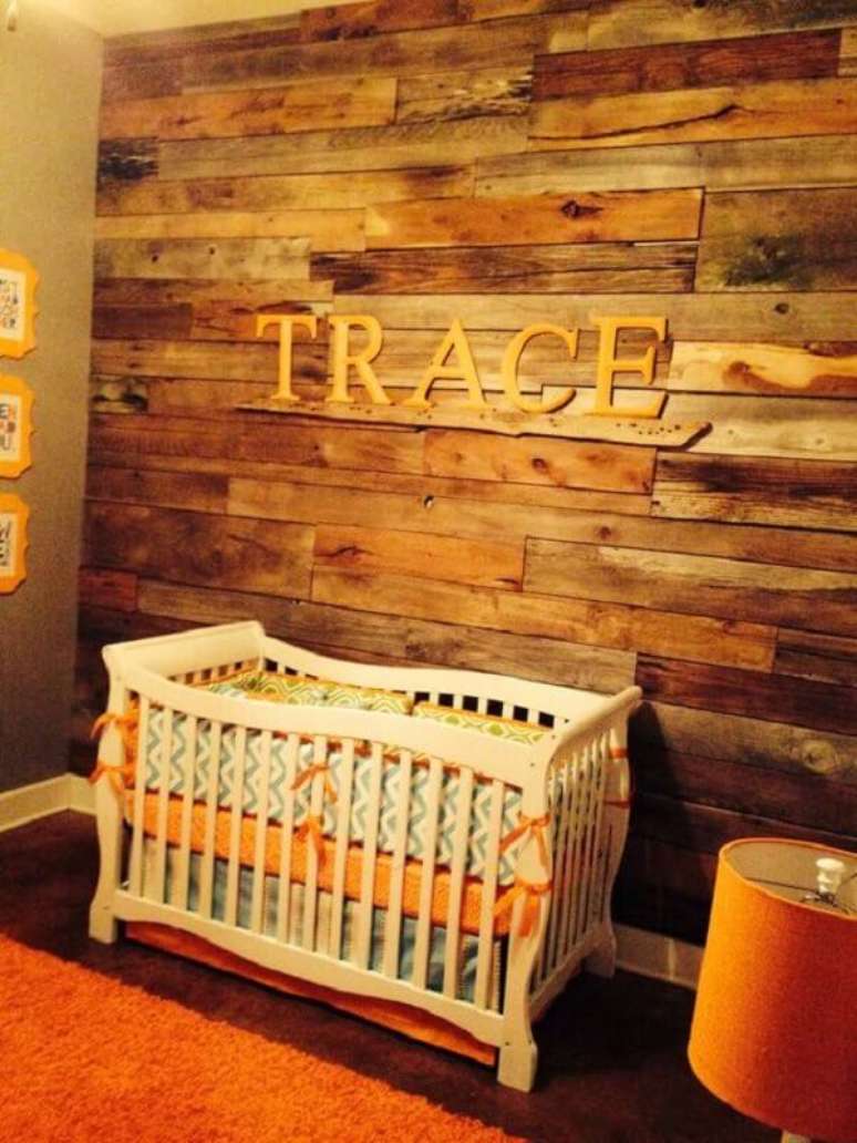 50- Na decora&ccedil;&atilde;o do quarto de beb&ecirc; a parede de pallet mant&eacute;m o ambiente aconhegante. Fonte: Pinterest