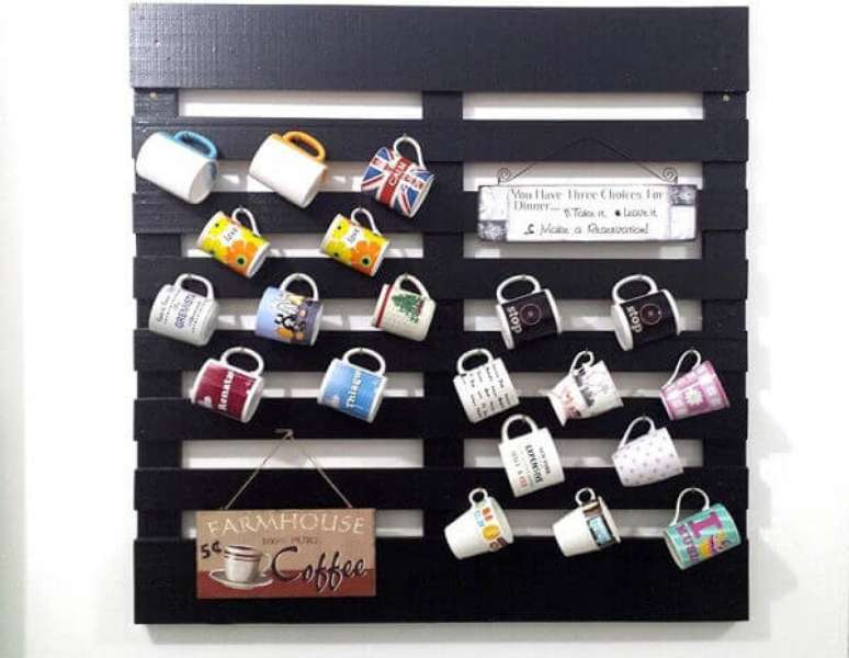 8- Suporte de canecas feitos em painel de paletes para decorar a cozinha. Fonte: Pinterest