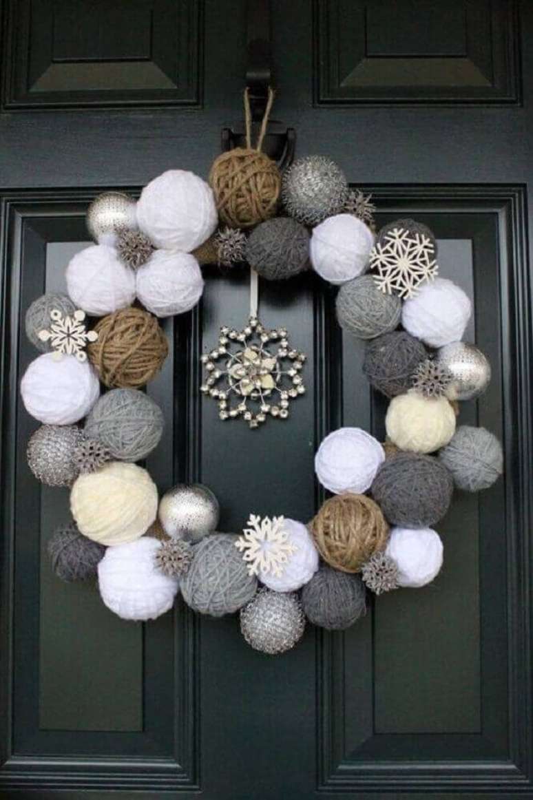 79. Porta decoração com guirlanda de natal feita de lã – Foto: Yandex
