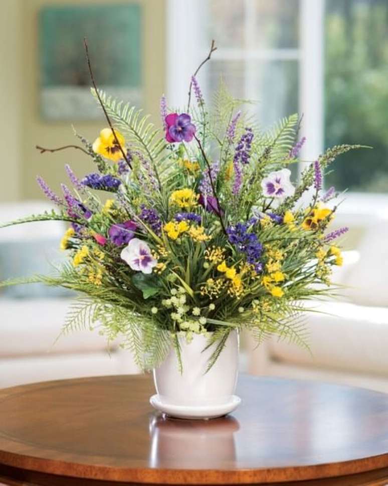 29. Vaso branco com flores do campo delicadas em sala de estar. Foto de Office Scapes Direct