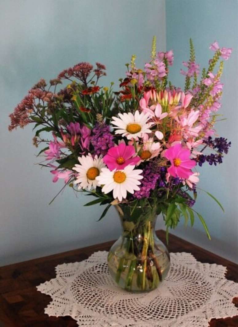 17. Vaso com flores do campo em tons de rosa. Foto de Cosmos and Cleome