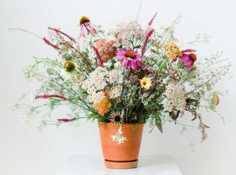 13. Vaso de cerâmica com flores do campo variadas. Foto de Avenue Lifestyle