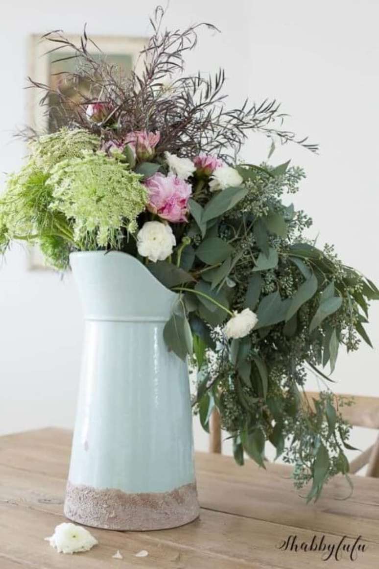37. Vaso rústico com flores do campo e folhas diversas. Foto de Shabbyfufu