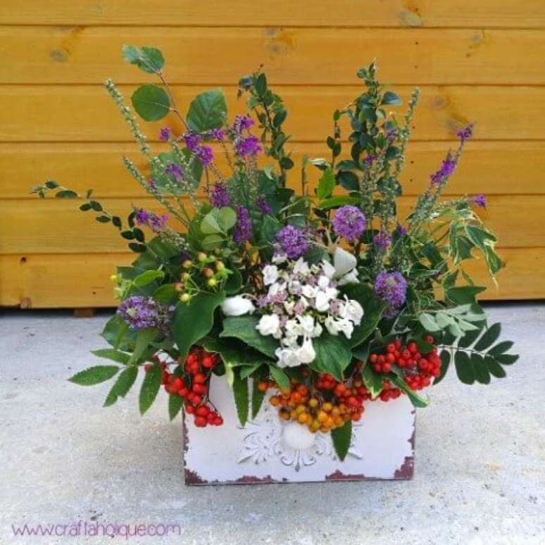 18. Vaso rústico com flores do campo. Foto de Craftaholique