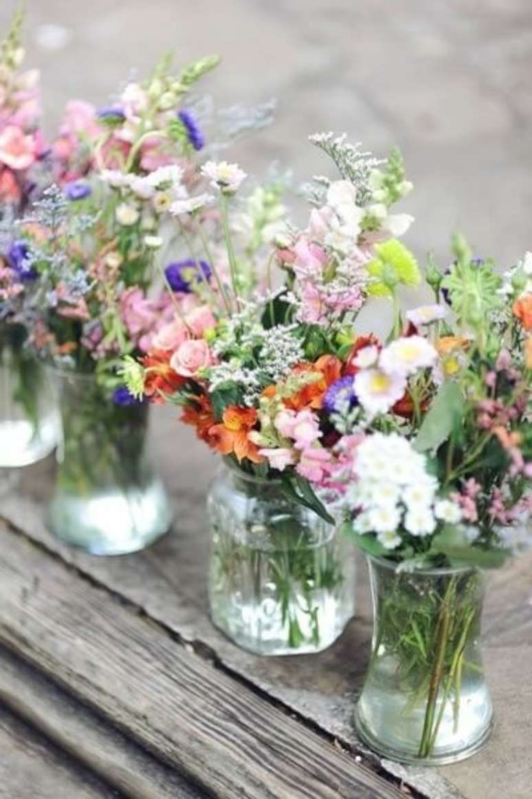 45. Vasos com arranjos de flores do campo. Foto de Woman Delice