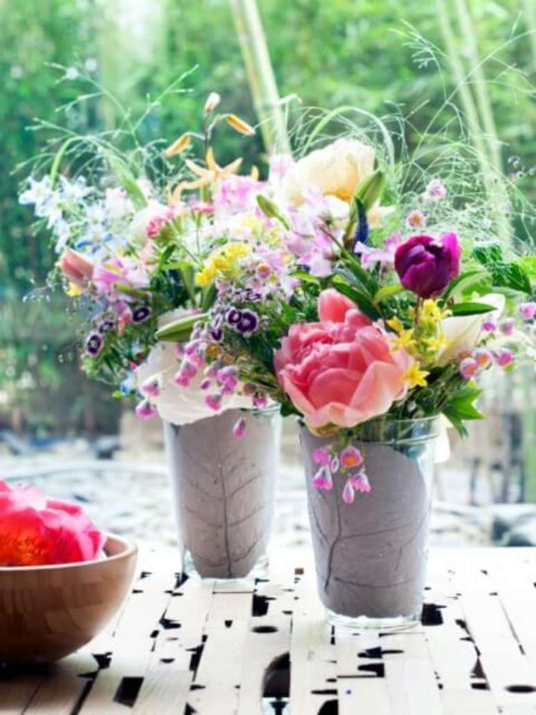 28. Vasos com flores do campo coloridas. Foto de Mooi Wat Boemen Doen