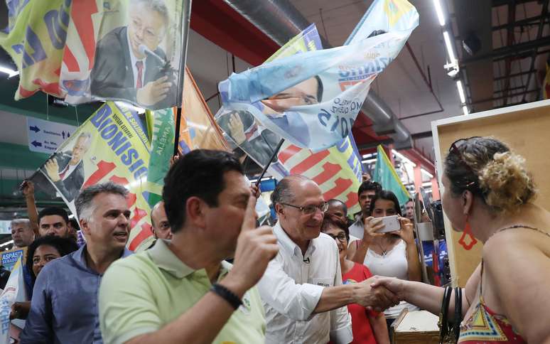 Candidato do PSDB à Presidência, Geraldo Alckmin, faz campanha de rua no Rio de Janeiro