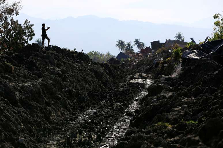 Uma semana depois de um grande terremoto causar devastação na ilha indonésia de Sulawesi, Ichsan Hidayat disse que os corpos da irmã e da sobrinha de 43 dias foram encontrados sob um mar de lama e destroços