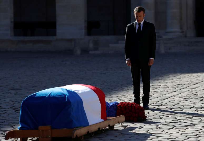 Presidente da Fran&ccedil;a, Emmanuel Macron, presta homenagem a Charles Aznavour, durante cerim&ocirc;nia em Paris  05/10/2018 Christophe Ena/Pool via REUTERS 