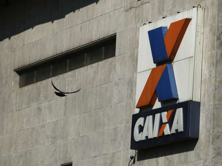 A view shows the company logo of Caixa Economica Federal bank in downtown Rio de Janeiro August 20, 2014. REUTERS/Pilar Olivares (REUTERS - Tags: POLITICS BUSINESS LOGO) - GM1EA8L0LAR01