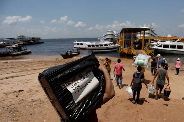 Funcionário da Justiça Eleitoral transporta urna para local de votação no Porto de Manaus 04/10/2018 REUTERS/Bruno Kelly