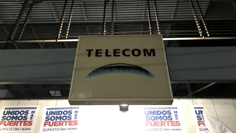Logo da Telecom Argentina em frente a um de seus pr&eacute;dios em Buenos Aires, na Argentina. 7/07/2017. REUTERS/Marcos Brindicci.