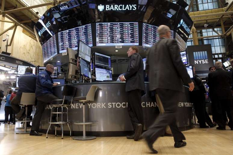 Operadores trabalham na Bolsa de Ações de Nova York (NYSE), nos Estados Unidos 23/02/2016 REUTERS/Brendan McDermid