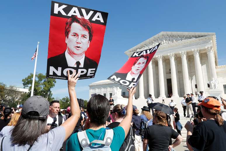 Protesto contra indicação de Kavanaugh em frente a tribunal em Washington 4/10/2018 REUTERS/Kevin Lamarque 