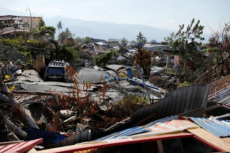 O saldo oficial de mortes causadas pelo terremoto e pelo tsunami provocado pelo tremor está em 1.571, mas certamente aumentará à medida que os corpos forem sendo recuperados