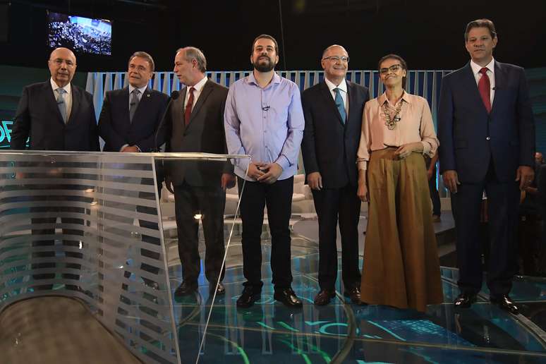 Candidatos posam para foto antes do debate começar