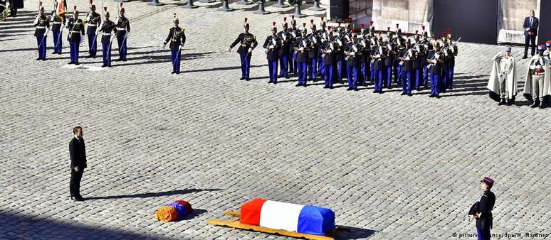 Macron participa de cerimônia em homenagem a Charles Aznavour no Palácio dos Inválidos