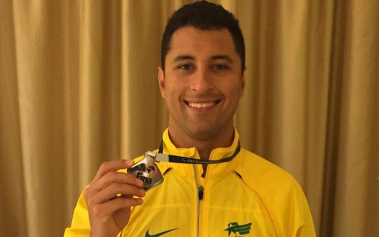 Felipe Lima posa com a medalha (Foto: Divulgação / Instagram)