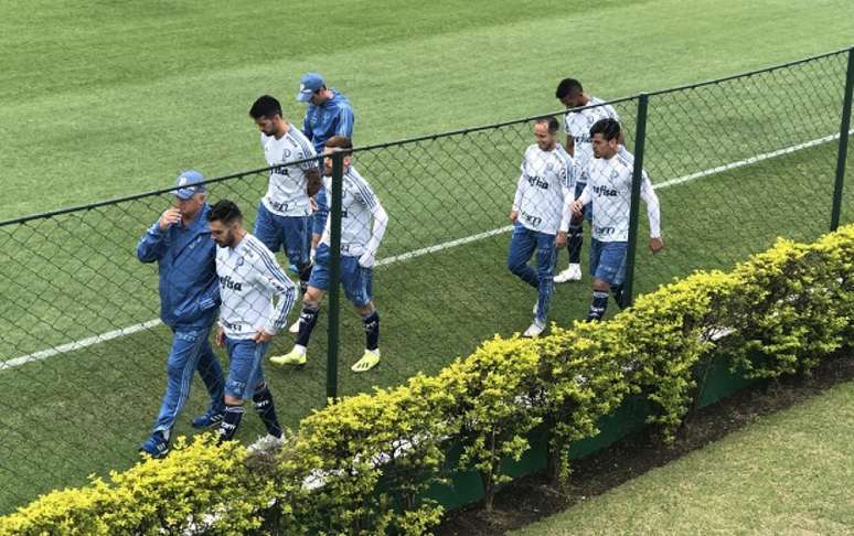 Felipão conversa com Bruno Henrique antes do treino desta sexta-feira, na Academia (Foto: Thiago Ferri)