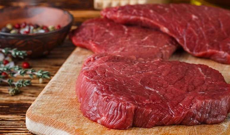 6. A CARNE VERMELHA É REALMENTE UMA VILÃ? O mesmo documento da OMS que condena o consumo diário de embutidos diz que a carne vermelha é provavelmente cancerígena. Mas as evidências são fracas e o alimento tem muitos benefícios. “As carnes vermelhas são fontes de importantes nutrientes que garantem o bom funcionamento do organismo”, diz Tânia. 