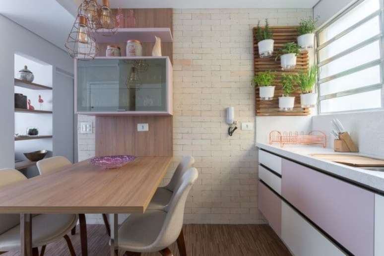 24. Cozinha americana com jardim em treli&ccedil;a pequena de madeira. Projeto de M&aacute;rcia Addor