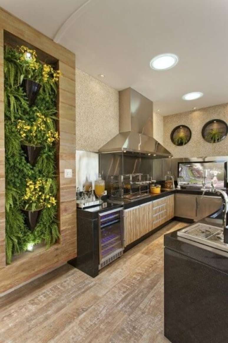 25. Cozinha gourmet com jardim vertical com moldura de madeira. Projeto de Aquiles Nicolas Kilaris