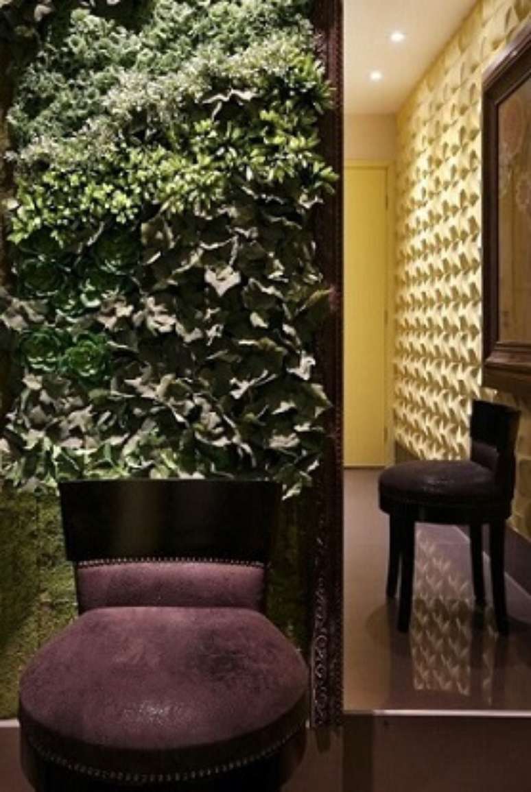 29. Escrit&oacute;rio com jardim vertical de folhagens pequenas. Projeto de Rejane do Socorro Costa Fonseca