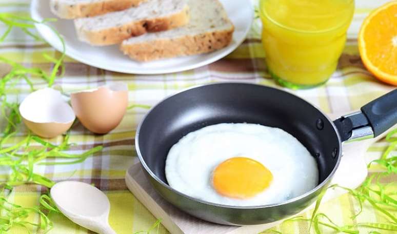 J&aacute; outra pesquisa, que saiu no peri&oacute;dico Obesity, mostrou que um desjejum rico em prote&iacute;nas, encontrada em alimentos como iogurte, queijo, ovos e peito de peru, ajudou a promover a elimina&ccedil;&atilde;o dos quilos extras. &ldquo;Evid&ecirc;ncias cient&iacute;ficas relacionam o consumo habitual de caf&eacute; da manh&atilde; com baixo risco de sobrepeso e obesidade, o que n&atilde;o necessariamente est&aacute; relacionado ao emagrecimento, mas sim &agrave; preven&ccedil;&atilde;o do excesso de peso&rdquo;, explica a nutricionista T&acirc;nia Rodrigues. Como n&atilde;o h&aacute; um ponto final nessa discuss&atilde;o, s&atilde;o necess&aacute;rios mais estudos. 