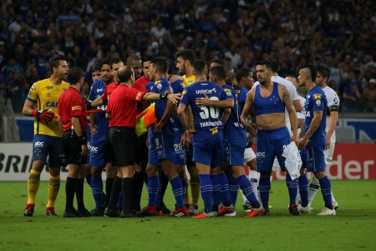 Jogadores reclamam com a arbitragem após partida válida pela quarta de final da Copa Libertadores entre Cruzeiro x Boca Júnior