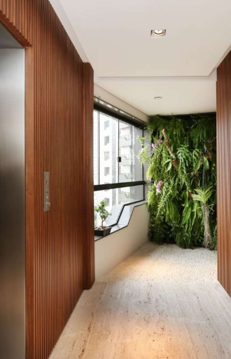 3. O jardim vertical pode ser usado nos mais diversos ambientes, até mesmo no hall. Projeto de Patricia Bergantin
