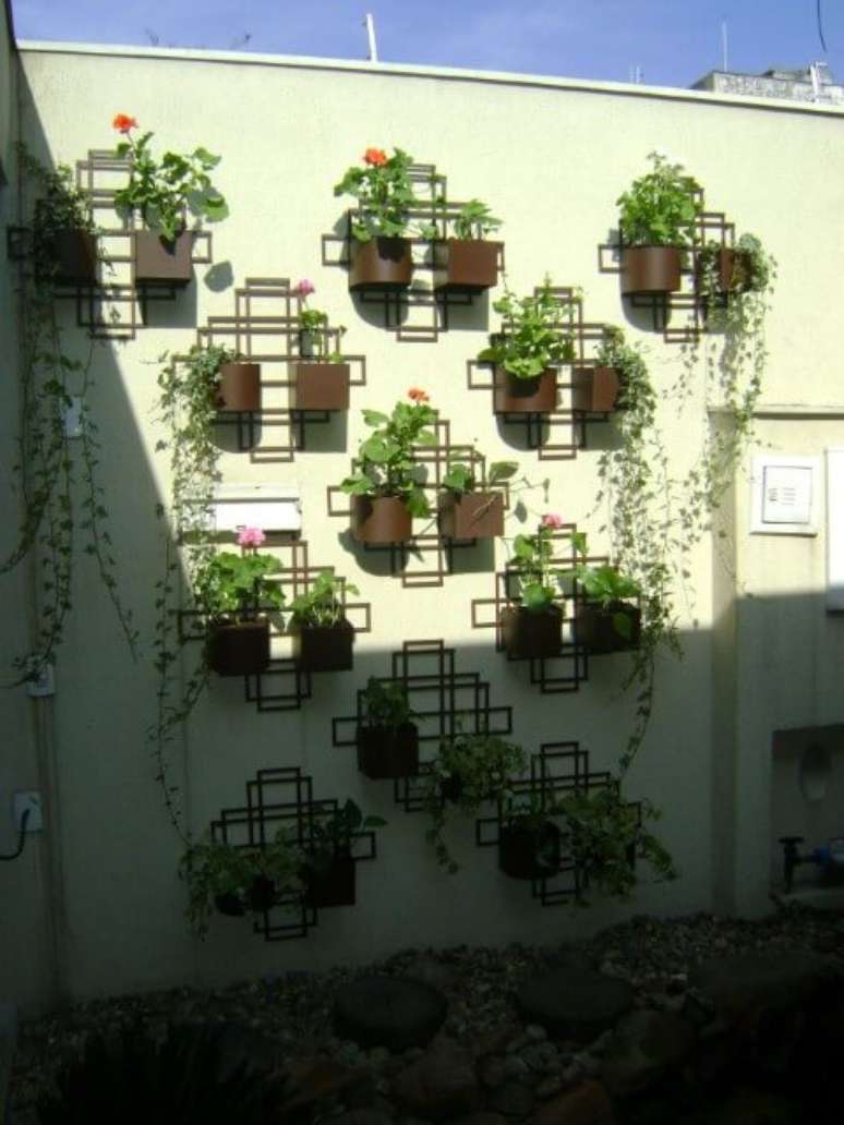 55. Jardim vertical em estruturas geom&eacute;tricas. Projeto de MC3 Arquitetura