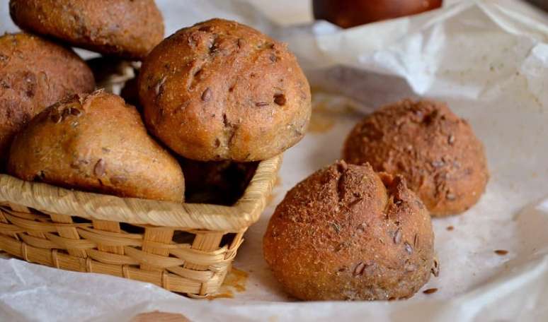 3. O PÃO PODE SER CONSIDERADO UM ALIMENTO SAUDÁVEL? Para começo de conversa, há pães e pães. Servido no café da manhã, o produto auxilia o controle de fatores associados à resistência à insulina, ou seja, quando esse hormônio não é capaz de botar o açúcar circulante no sangue para dentro das células. “O pão é uma ótima fonte de carboidratos, basta saber escolher”, diz Tânia Rodrigues. “Os integrais são as melhores opções. 