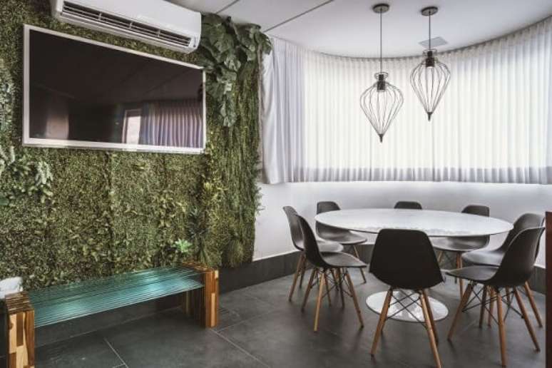 51. Parede verde em ambiente moderno. Projeto de Daniela Gradella