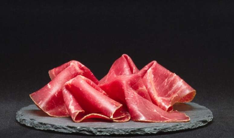 &ldquo;A OMS n&atilde;o pede que as pessoas parem de comer embutidos e carnes processadas, mas que fa&ccedil;am isso com modera&ccedil;&atilde;o e n&atilde;o diariamente, para diminuir o risco de desenvolvimento de c&acirc;ncer colorretal&rdquo;, informa T&acirc;nia. &ldquo;Para o consumo ocasional, temos sistemas de defesa que neutralizam as subst&acirc;ncias potencialmente cancer&iacute;genas. Nossa flora intestinal, quando equilibrada, faz esse trabalho&rdquo;, diz Lara Natacci. &ldquo;Por meio da alimenta&ccedil;&atilde;o, ingerimos antioxidantes vindos de frutas e hortali&ccedil;as que ajudam a eliminar tudo o que n&atilde;o nos faz bem.&rdquo; 