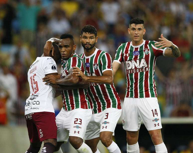 Jogadores do Fluminense aguardam cruzamento