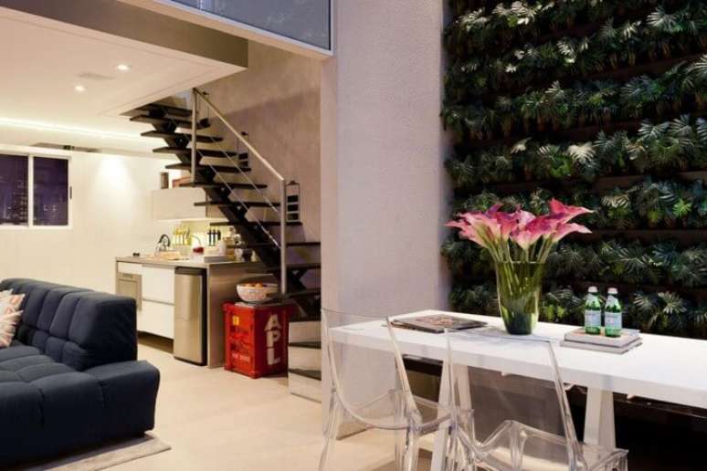 36. Sala de estar com jardim vertical de folhas pequenas. Projeto de Basiches