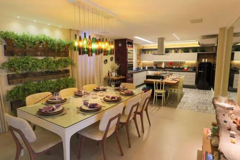 26. Sala de jantar integrada à cozinha com jardim vertical em vasos de cerâmica. Projeto de Lorrayne Zucolotto