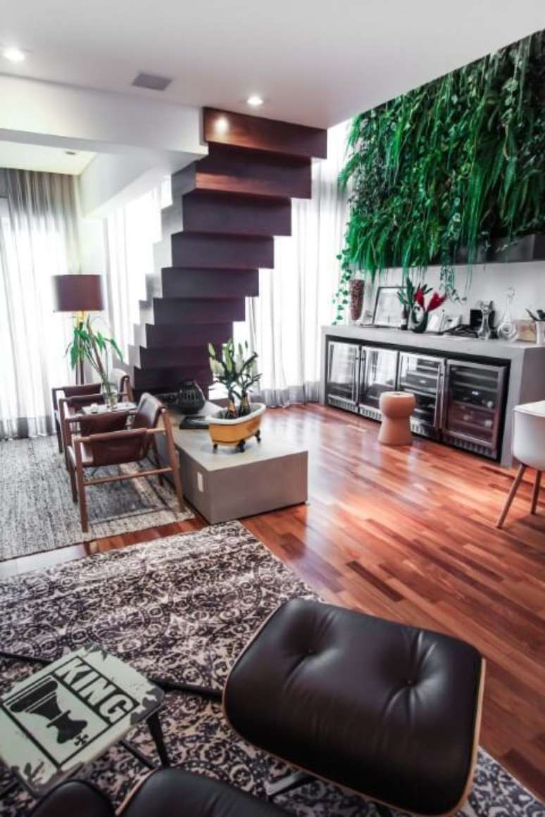 41. Sala integrada com jardim vertical em parte alta. Projeto de SP Est&uacute;dio