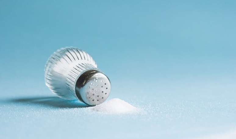 7. O SAL EM EXCESSO OU ESCASSO NO PRATO CAUSA PROBLEMAS. QUAL &Eacute; A MEDIDA? De acordo com a nutricionista Marcia Gowdak, da Sociedade Brasileira de Hipertens&atilde;o (SBH), a quantidade di&aacute;ria de sal recomendada pela OMS e pela SBH &eacute; de 5 g. &ldquo;Isso corresponde a 2 g de s&oacute;dio, pois o sal tem 40% desse mineral e 60% de cloreto na sua composi&ccedil;&atilde;o&rdquo;, explica. Na pr&aacute;tica, isso corresponde a 3 colheres de caf&eacute; rasas, ou 3 g, mais 2 g presentes naturalmente nos alimentos. 