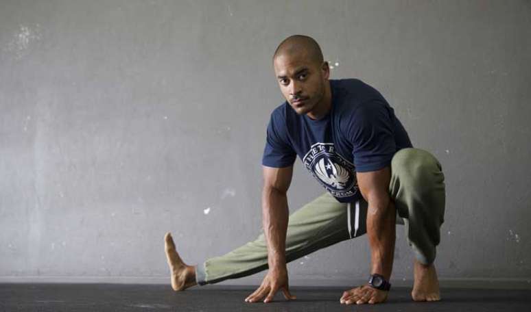 PARA A PARTE INTERNA DA COXA: no ch&atilde;o, afaste as pernas o m&aacute;ximo que puder, mantendo-as esticadas. Traga os bra&ccedil;os &agrave; frente e coloque as m&atilde;os no ch&atilde;o o mais distante poss&iacute;vel 