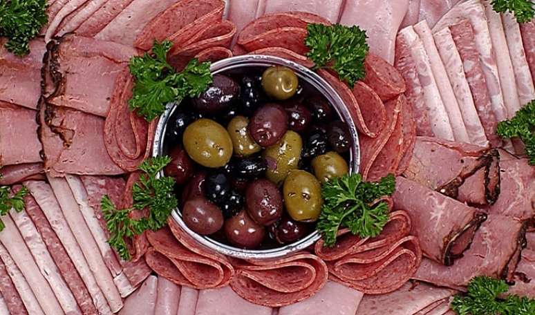 5. D&Aacute; PARA CONSUMIR PRODUTOS EMBUTIDOS, COMO PRESUNTO E LINGUI&Ccedil;A, SEM CORRER PERIGO? A Organiza&ccedil;&atilde;o Mundial da Sa&uacute;de (OMS) divulgou um documento afirmando que a ingest&atilde;o de 50 g de embutidos todo dia aumenta em 18% o risco de c&acirc;ncer colorretal. Durante a digest&atilde;o, esses compostos formam subst&acirc;ncias cancer&iacute;genas. 