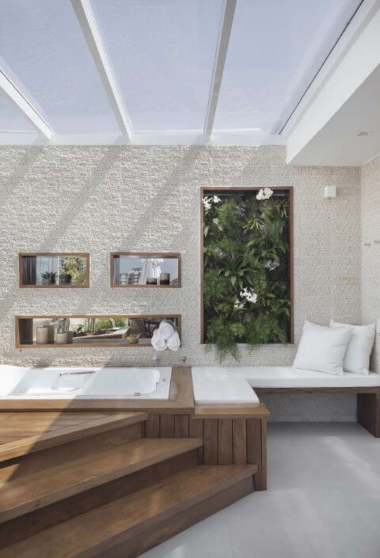 56. Terra&ccedil;o com jardim vertical e jacuzzi. Projeto de Mariana Martini