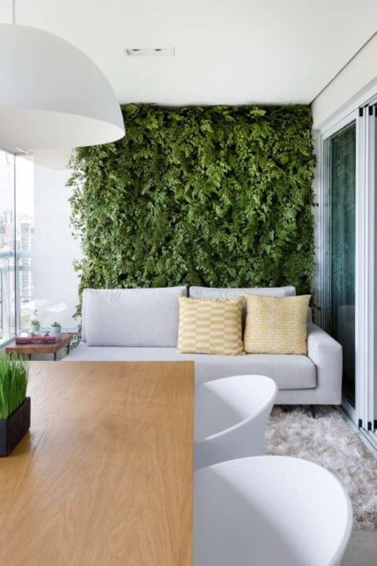 45. Varanda gourmet com jardim vertical atr&aacute;s do sof&aacute;. Projeto de GF Projetos