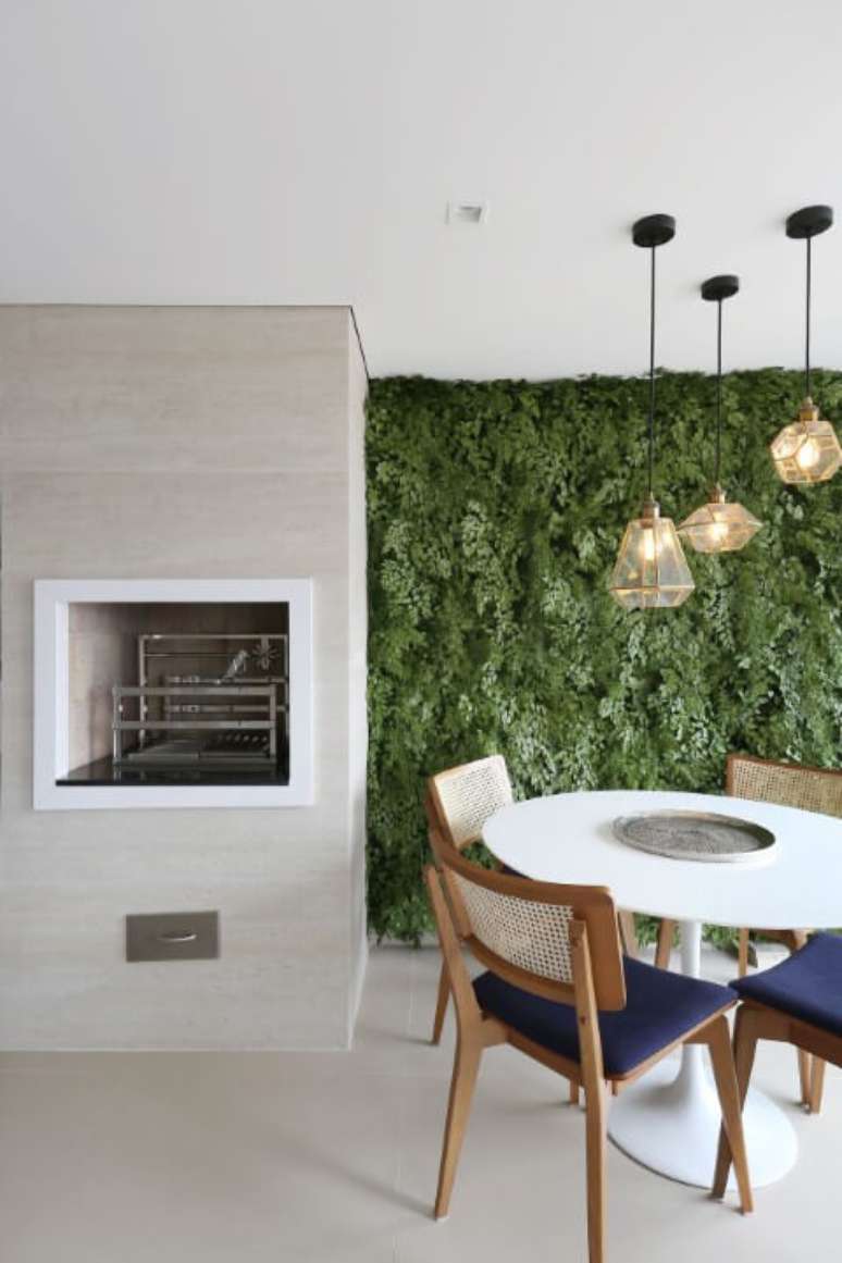 50. Varanda gourmet moderna com parede verde. Projeto de GF Projetos