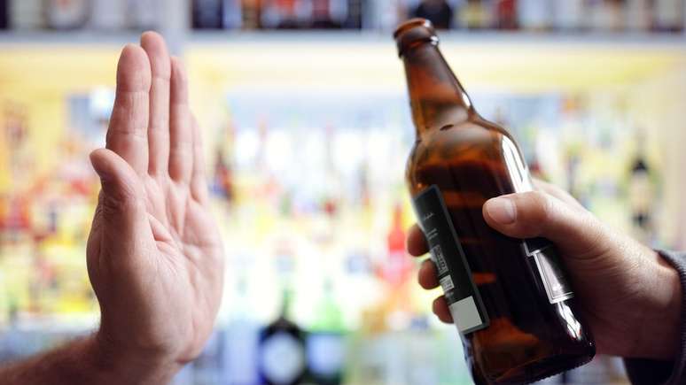 Estudo aponta que há benefícios no curto prazo ao se abrir mão do álcool por um mês