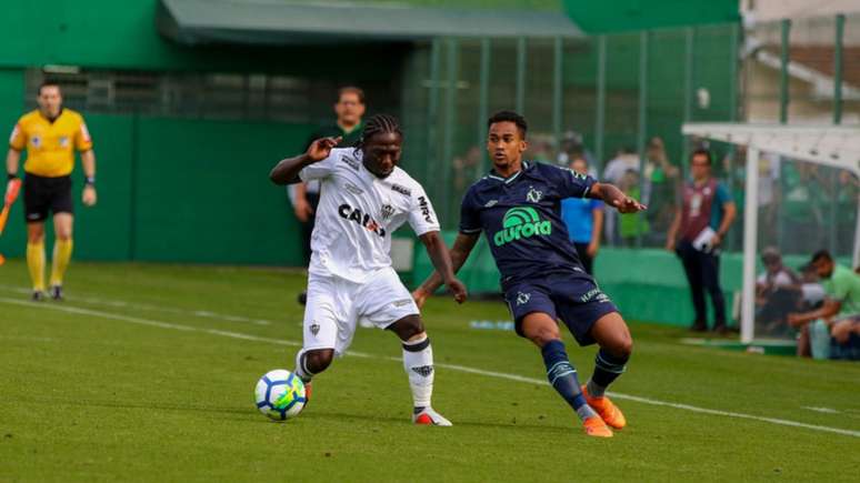 Chará e o Galo não tiveram uma tarde feliz em Chapecó- Pedro Souza / Atlético