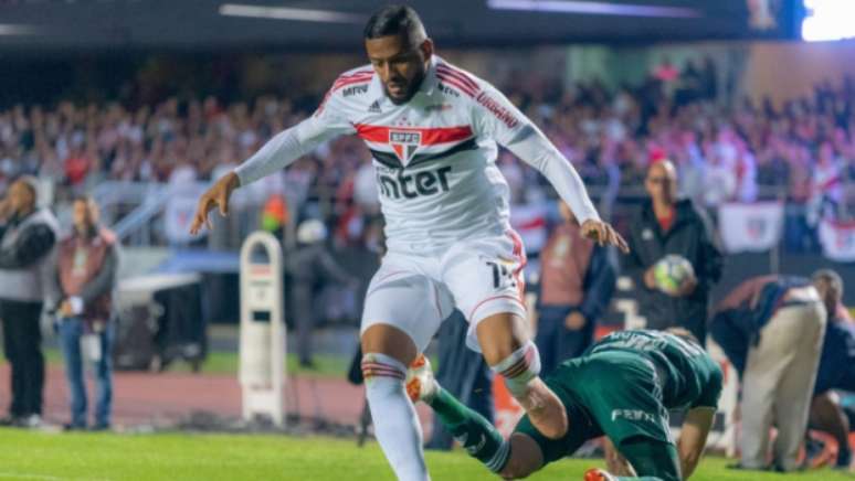 Reinaldo disputa bola no clássico contra o Palmeiras (Foto: Thiago Rodrigues/Ofotografico)