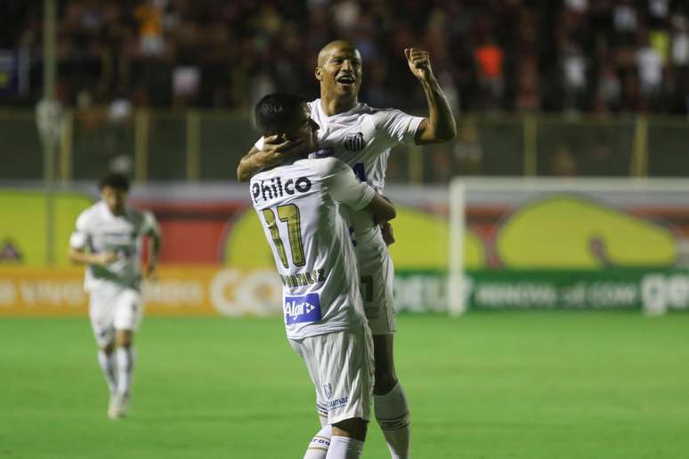 Carlos Sánchez comemorando gol 